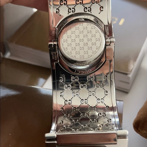 Gucci Watch with Diamonds and Mother of Pearl Face - Picture 3 of 11